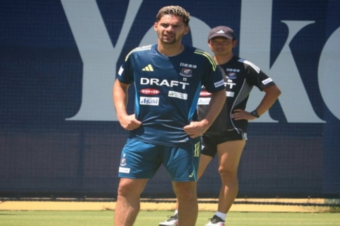 Pemain Yokohama F. Marinos Sandy Walsh sedang menjalani latihan.