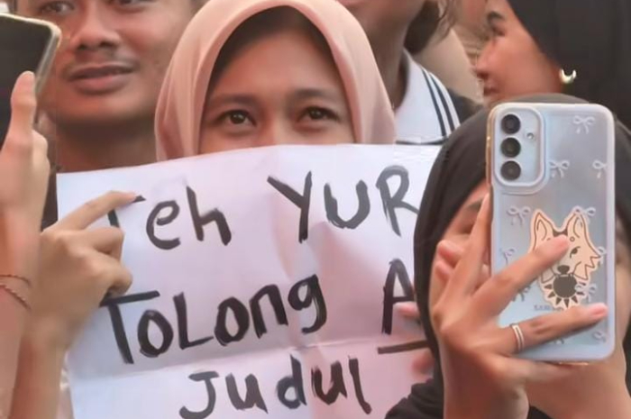 Salsabila Vinka Juliani saat memperlihatkan tulisan agar&nbsp;Yura Yunita memberikan Acc.