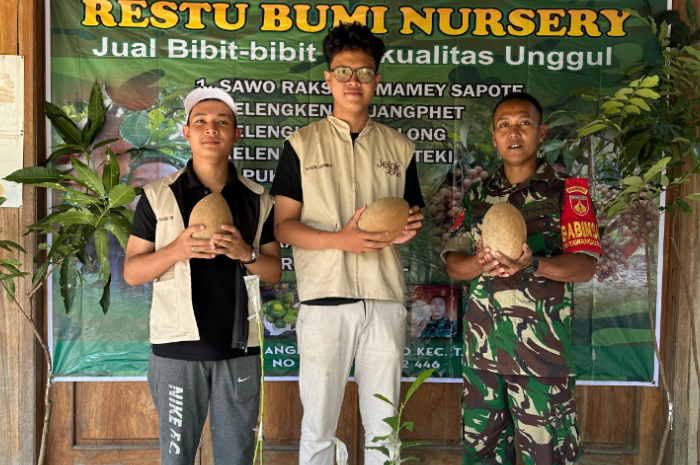 KOMPAK : Tim Jono KKN-T IPB belajar pengembangan tanaman buah super di kediaman Kopral Kepala Witoyo.