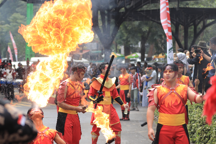 Aneka macam pertunjukan dan Parade Satwa di Taman Safari Bogor.