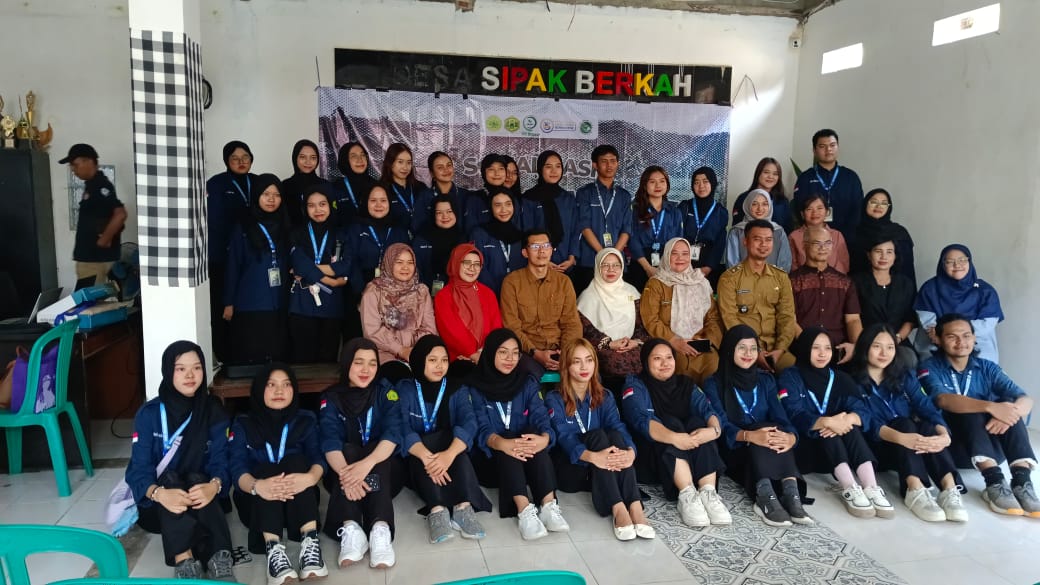 Foto bersama civitas Unpak Bogor dengan Pemerintah Desa Sipak.