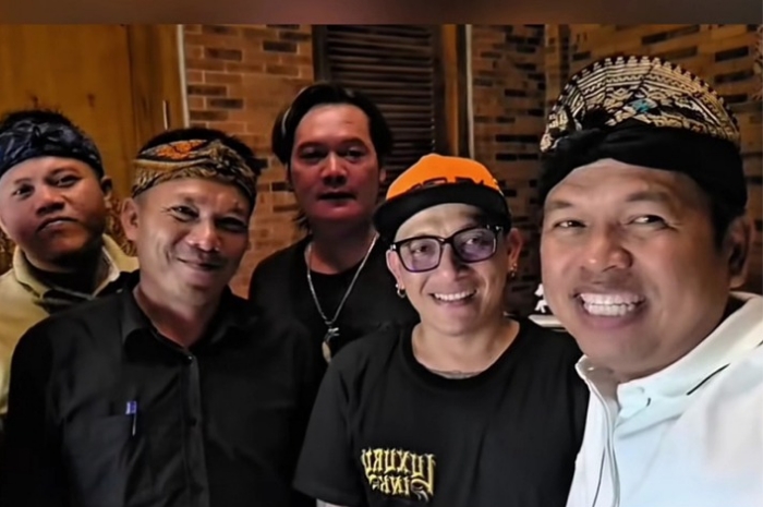 Gubernur Jawa Barat, Dedi Mulyadi saat bertemu dengan Kades Hoho.