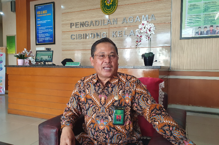 Humas Pengadilan Agama Cibinong Dadang Karim saat dimintai keterangan.