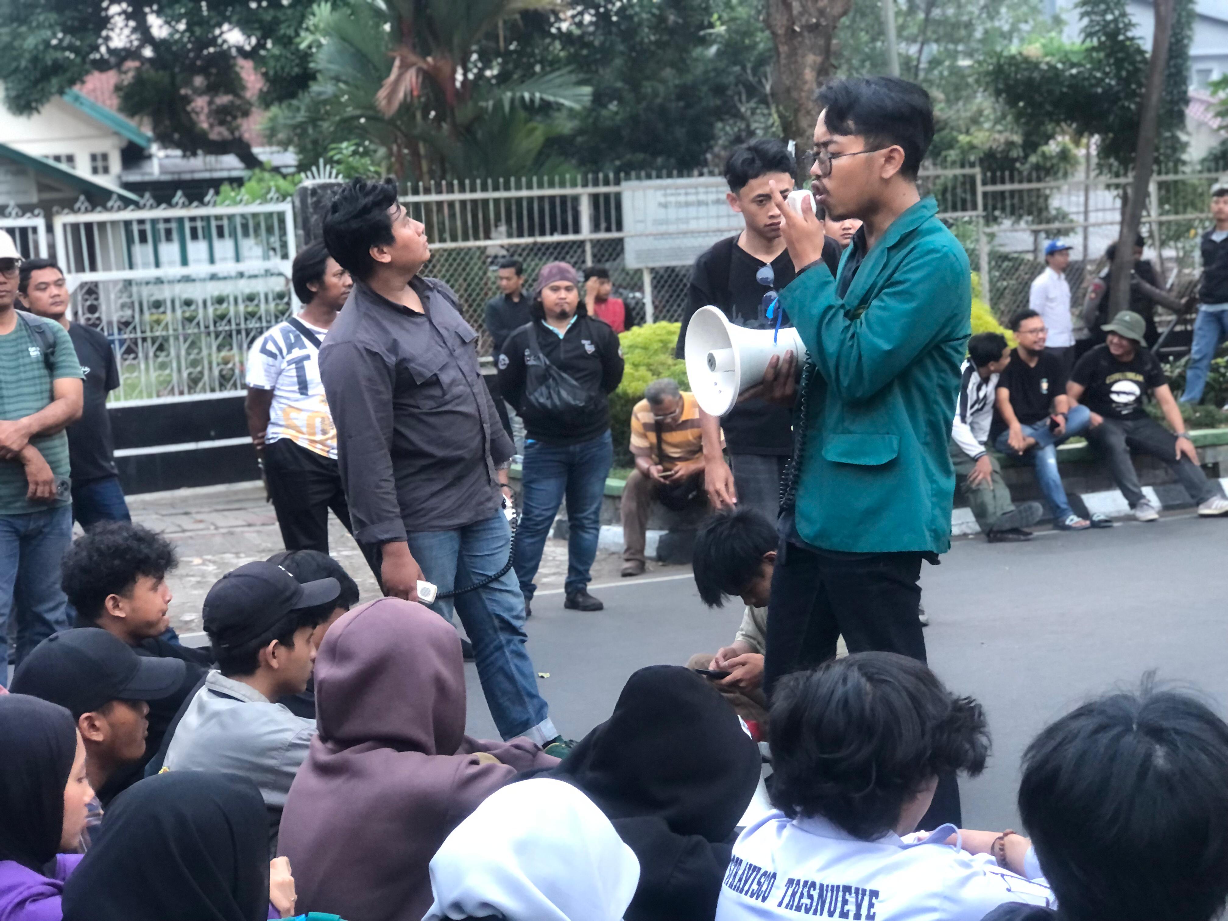 Suasana aksi mahasiswa Bogor soal RKUHAP di Jalan Sudirman.