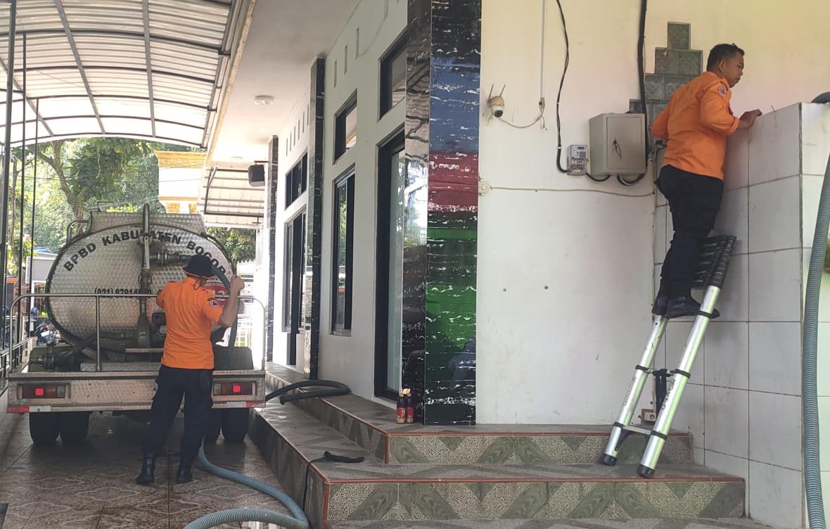 Petugas BPBD Kabupaten Bogor saat berikan air bersih di SMPN 2 Citeureup.