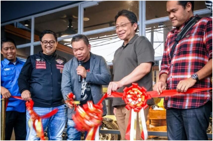 Store Royal Enfield, merek sepeda motor legendaris asal Inggris diresmikan di Kota Bogor.