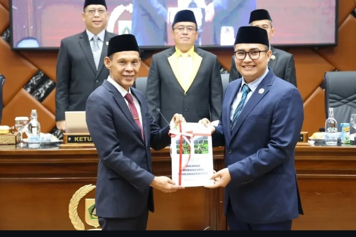 Wakil Bupati Bogor saat menghadiri rapat paripurna di Cibinong