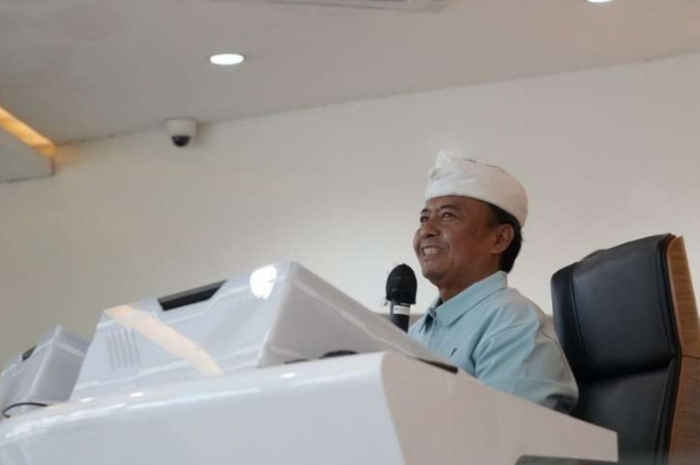 Sekda Jabar, Herman Suryatman saat meresmikan operasional TPSA Cimenteng di Sukabumi.