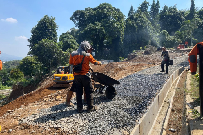 Sejumlah pekerja yang tengah melakukan proses pengerjaan jalus khusus R2 di Jalan Danasasmita Batutulis Bogor.