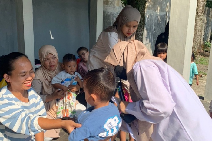 Ibu-ibu bersama para petugas kesehatan Puskesmas Ciapus dalam penyuluhan MASA RANTING