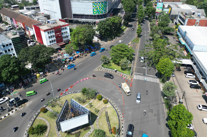 Suasana arus lalu lintas di Simpang Ekalokasari Kota Bogor saat diberlakukan flashing trafic light.