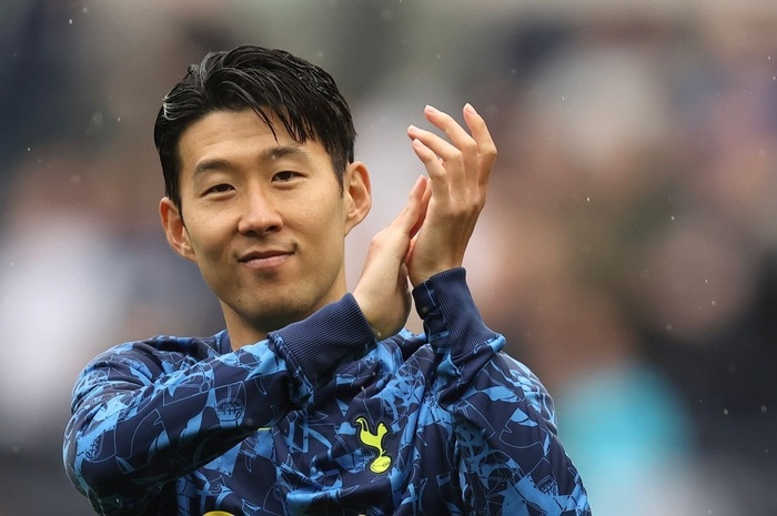 Son mengakhiri kebersamaannya selama 10 tahun dengan Tottenham Hotspur.