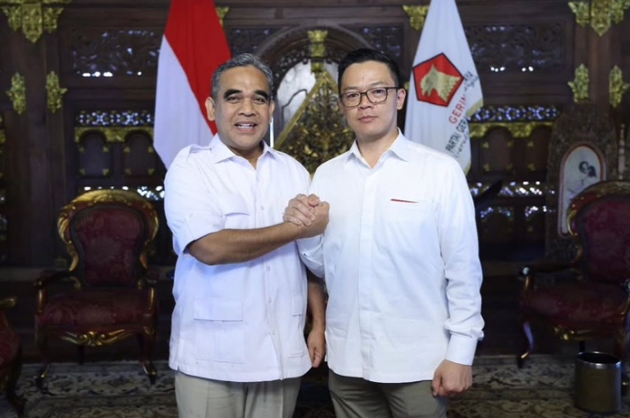 Sugiono yang menjadi Sekretaris Jenderal Partai Gerindra bersalaman dengan&nbsp;Ahmad Muzani.
