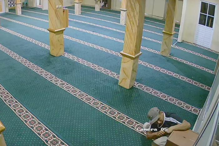 Tangkapan layar video CCTV pembobolan kotak amal Masjid Syarikatul Anwar Sukaraja, Bogor.