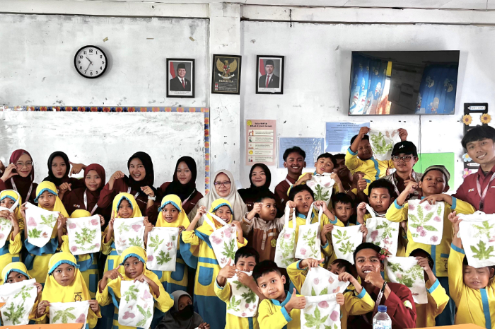 Mahasiswa KKN Universitas Ibn Khaldun (UIKA) Bogor mengadakan kegiatan di&nbsp;SDIT Ar-Rohmaniyah.