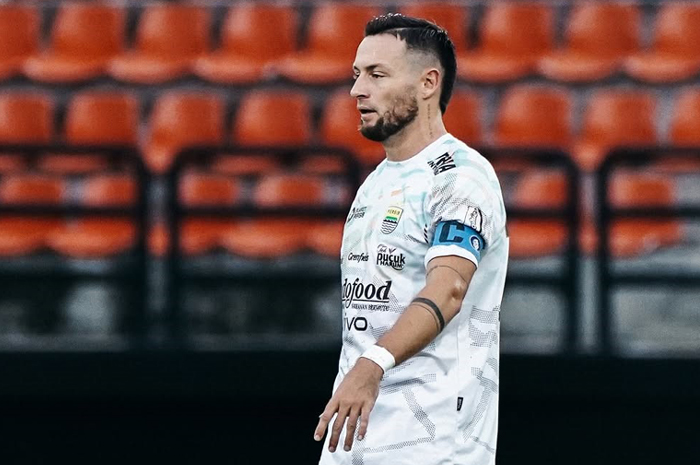 Kapten Persib Bandung, Marc Klok, dalam sebuah pertandingan pada musim lalu. Klok menjadi salah satu pemain yang paling berharga di skuad Maung Bandung.