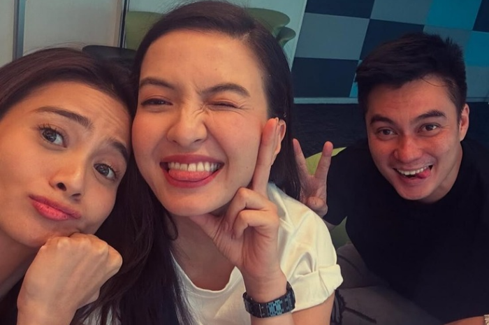 Momen kebersamaan para pemain film Suamiku Lukaku antara Acha Septriasa, Baim Wong dan Raline Shah.