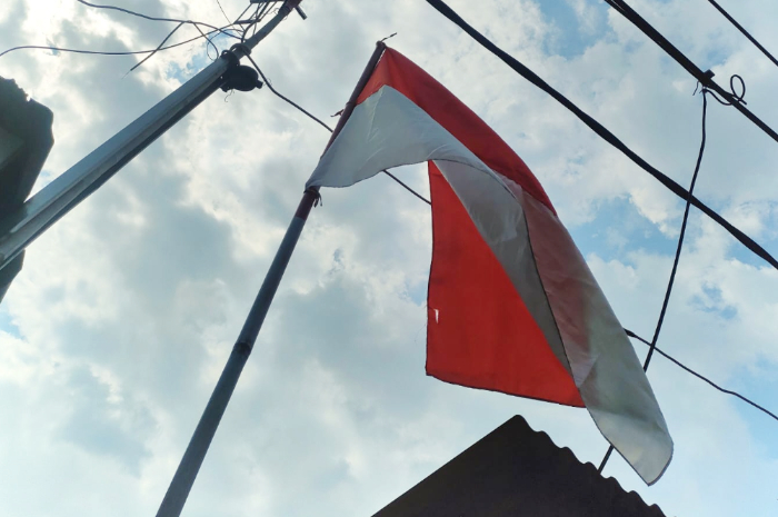 Bendera Merah Putih berkibar di Jalan Sasak, Cilodong, Kota Depok. Tak ada ada bendera anime One Pice.