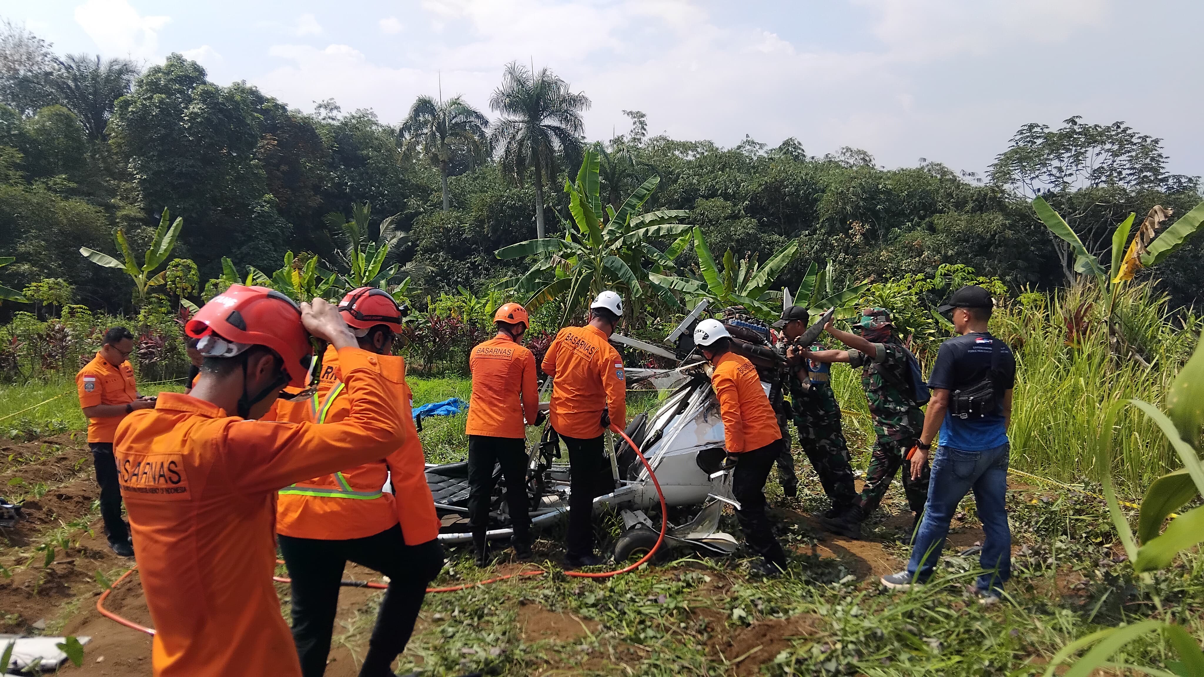 Evakuasi pesawat latih sipil yang jatuh di Ciampea, Kabupaten Bogor.