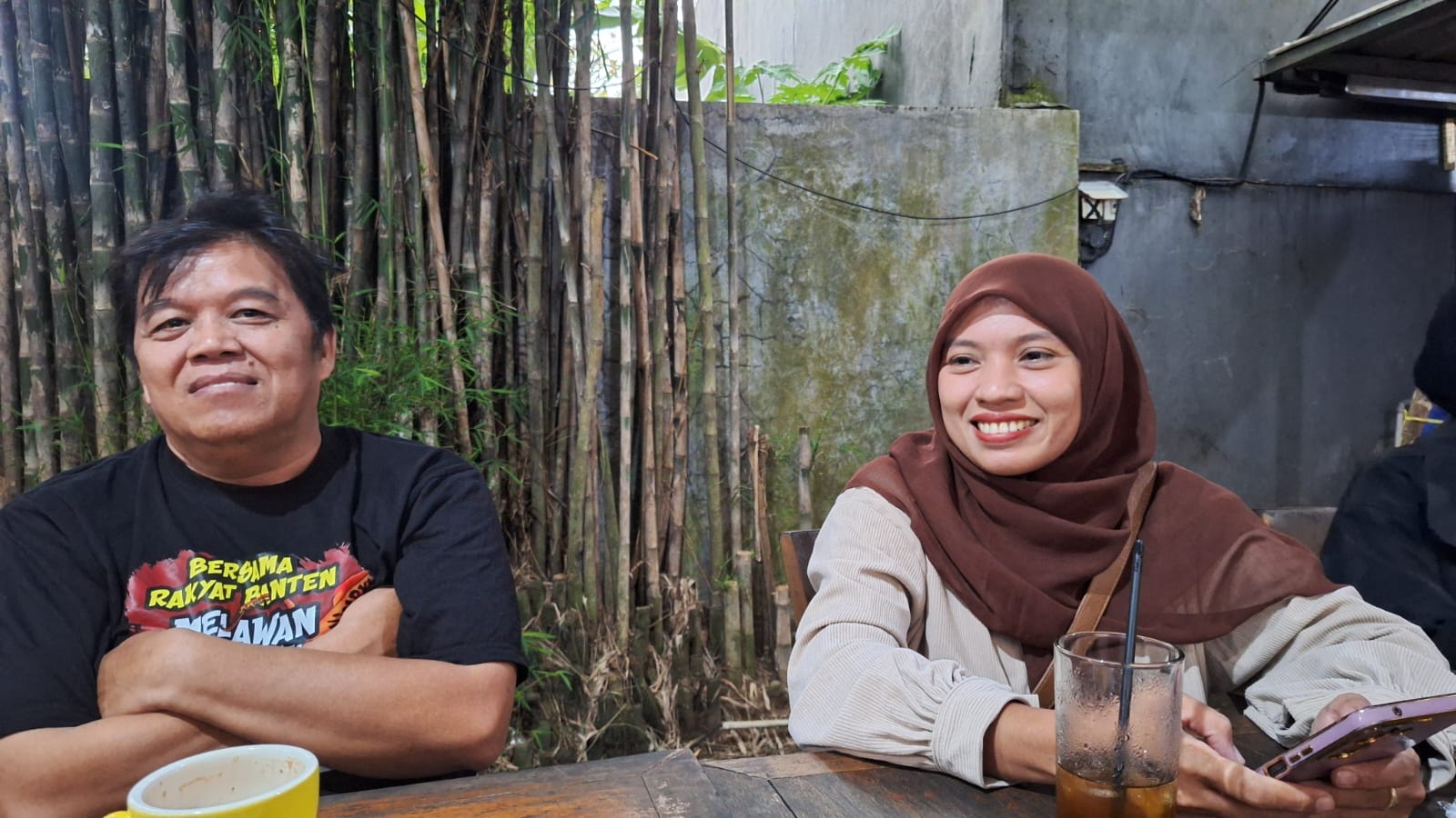 Syamsuddin Alimsyah (kiri) dan Eva Maulina Aritonang (kanan), panitia acara HUT RI Perumahan Bogor View 2 saat menjelaskan mengenai kegiatan tersebut.
