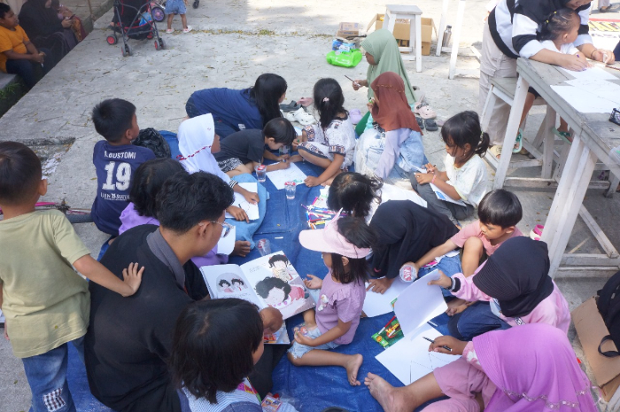 Literasi di Perpustakaan Jalanan, Desa Cibitung Wetan program KKN Mahasiswa IPB University.