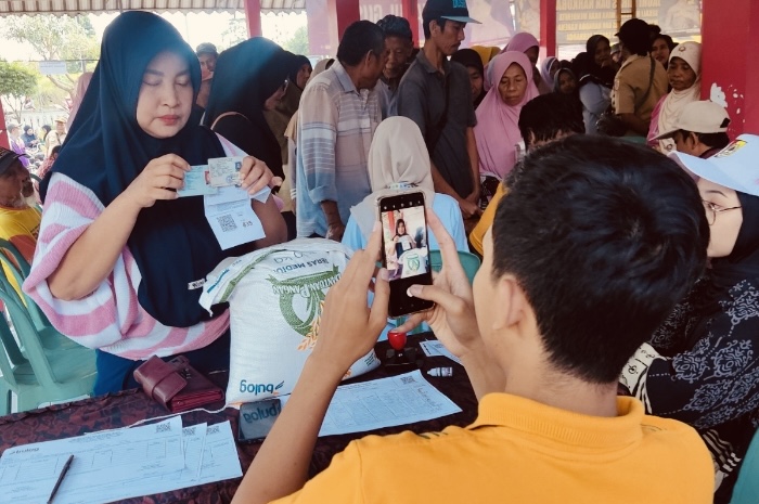 Ilustrasi KPM mengambil bansos PKH dan BPNT.