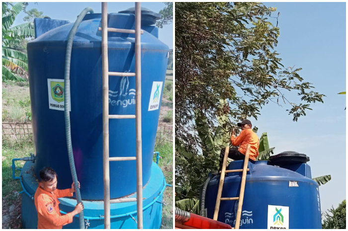 Petugas saat mendistribusikan air bersih di kawasan Jonggol, Kabupaten Bogor.