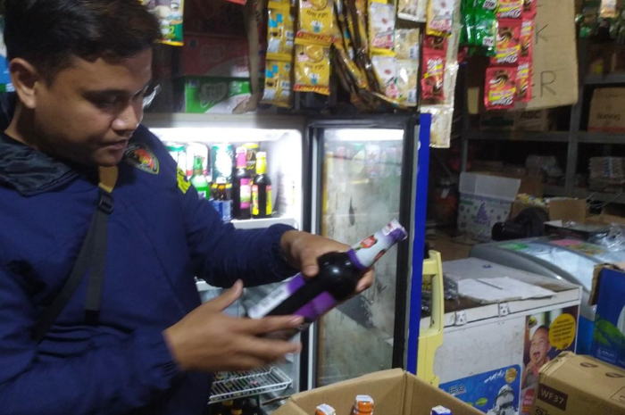Polisi menyita ratusan botol minuman keras di Jonggol.