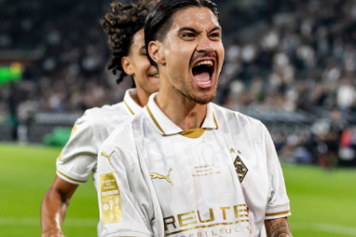 Selebrasi Kevin Diks usai membobol gawang Valencia melalui titik putih dan mengamankan kemenangan Borussia Monchengladbach.
