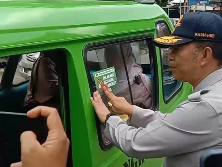 Pemasangan stiker larangan ngamen di Angkot Kota Bogor oleh petugas Dishub dan Organda.