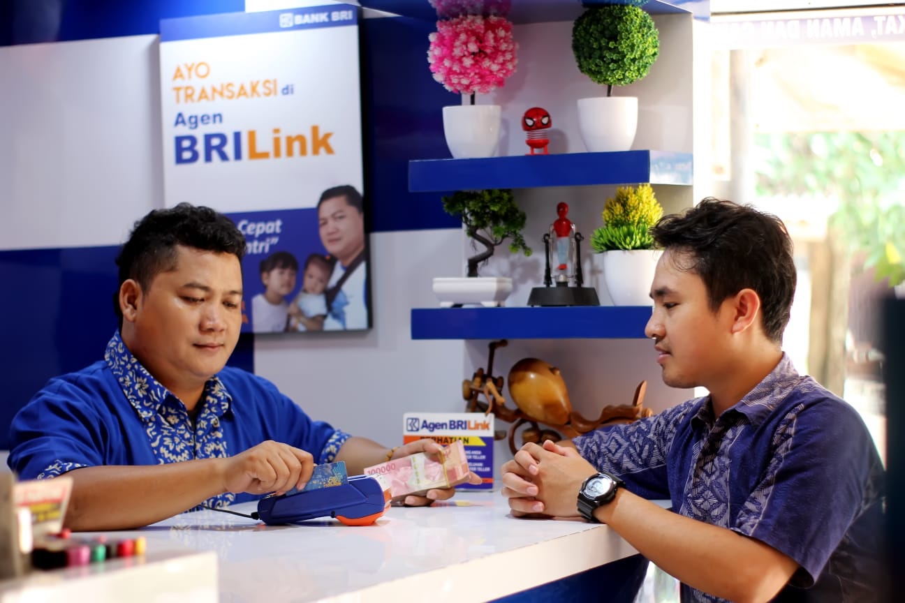 BRI saat menyalurkan Bantuan Subsidi Upah (BSU) kepada masyarakat.