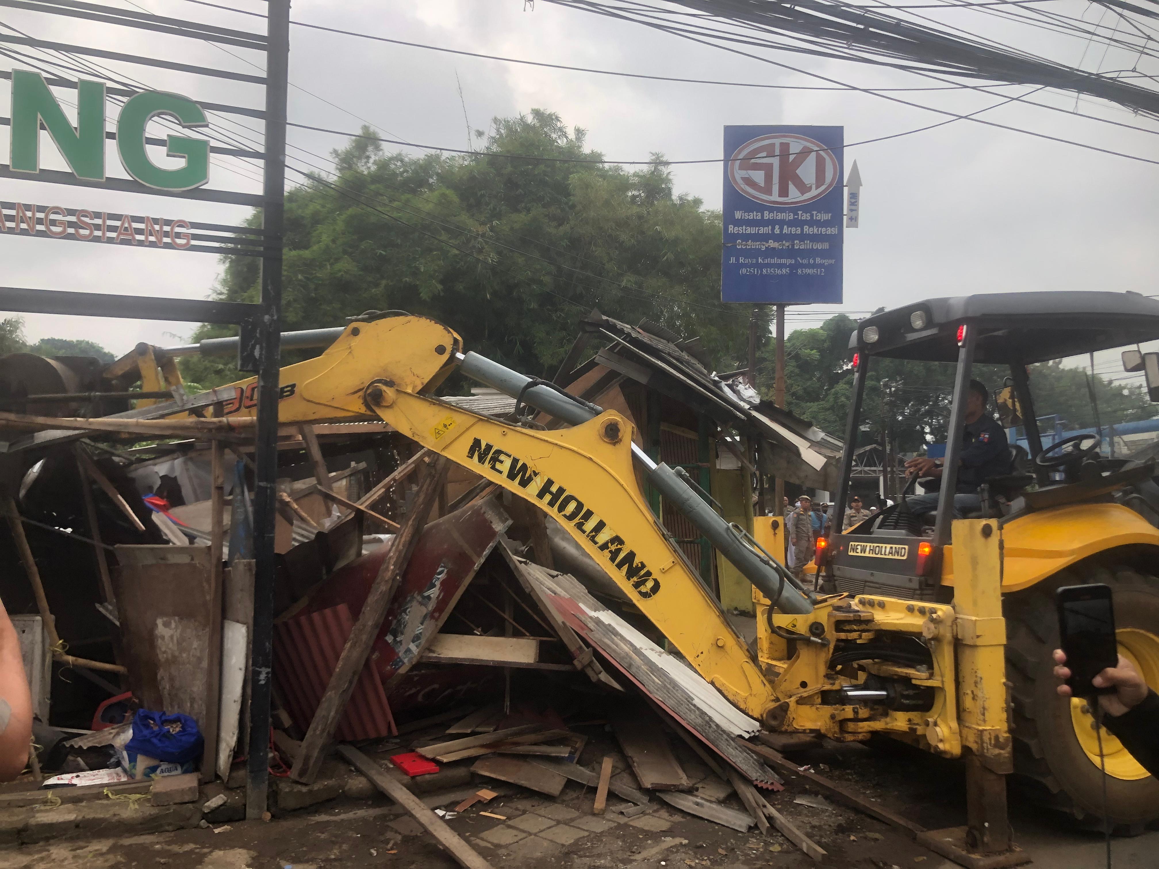 Petugas Satpol PP Kota Bogor, saat membongkar 11 bangunan liar di Keluarahan Baranangsiang, Kecamatan Bogor Timur.