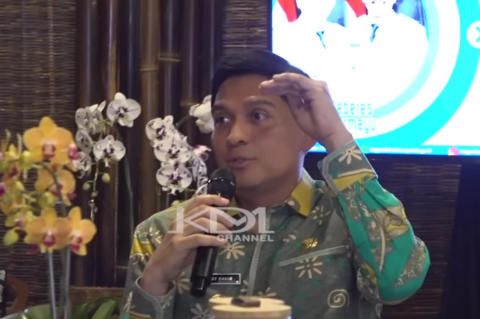 Bupati Indramayu Lucky Hakim menjelaskan pembayaran PJU kepada Gubernur Jawa Barat, Dedi Mulyadi.