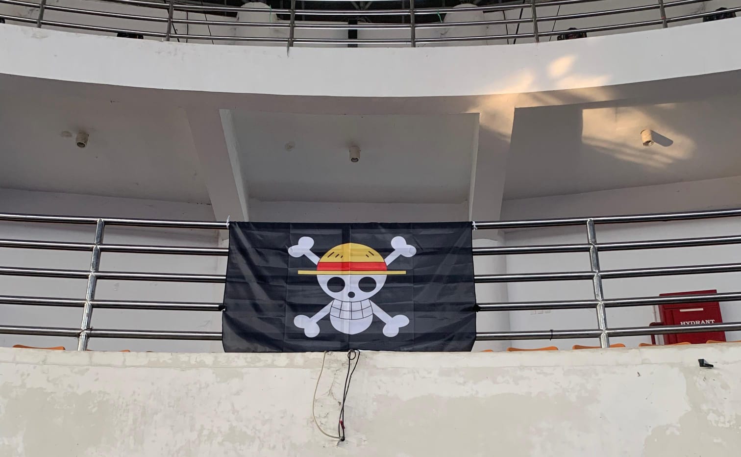 Pengibaran bendera one piece di pagar suporter Gor Laga Satria Cibinong, Kabupaten Bogor, Sabtu 2 Agustus 2025.