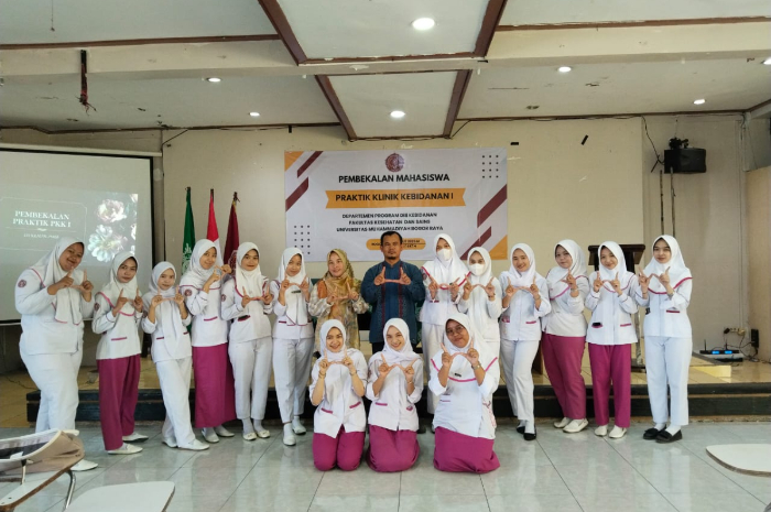 Mahasiswa Program Studi D3 Kebidanan Umbara berfoto bersama usai pembekalan.