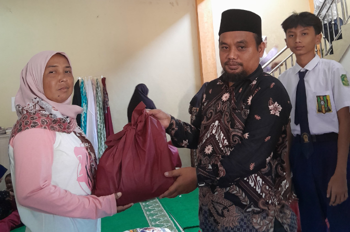PEDULI : Ketua PCM Jasinga, Aris Rismansyah memberikan bantuan.
