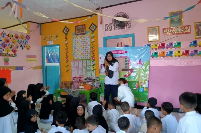 Petugas Puskesmas Kemang menyampaikan pentingnya kesehatan gigi lewat dongeng kepada anak-anak