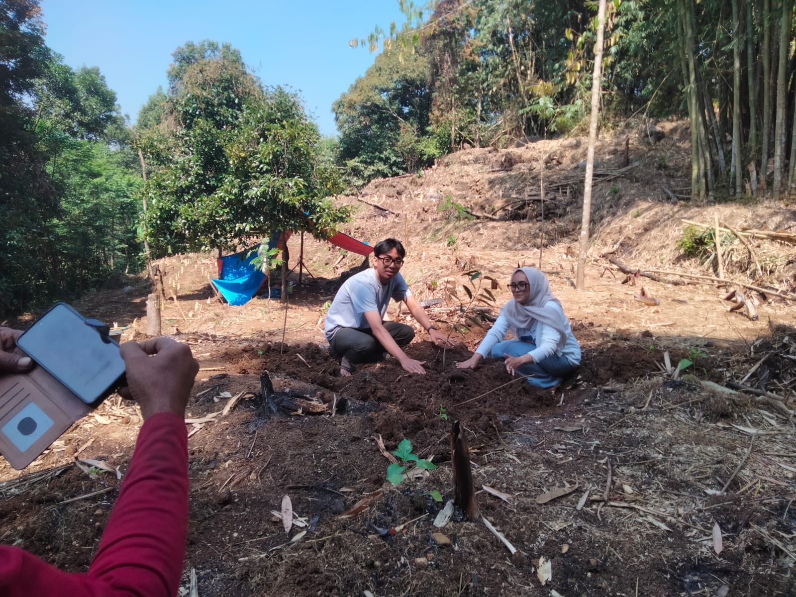 Pemerintah Desa Cibitung Wetan, Kecamatan Pamijahan, Kabupaten Bogor, mewajibkan para calon pengantin menanam pohon di lahan telah disediakan.