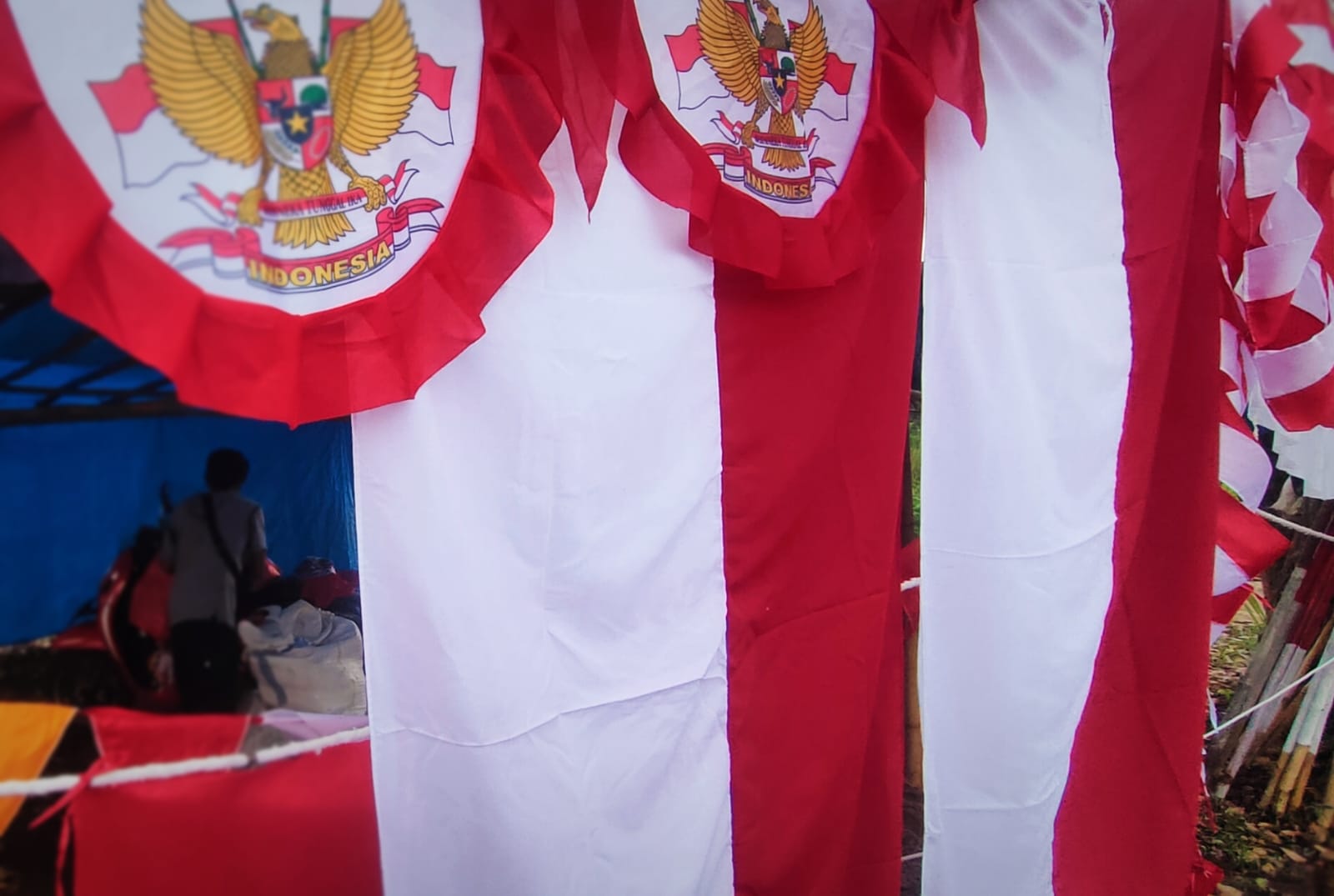 Lapak pedagang bendera Merah Putih di Kota Depok.