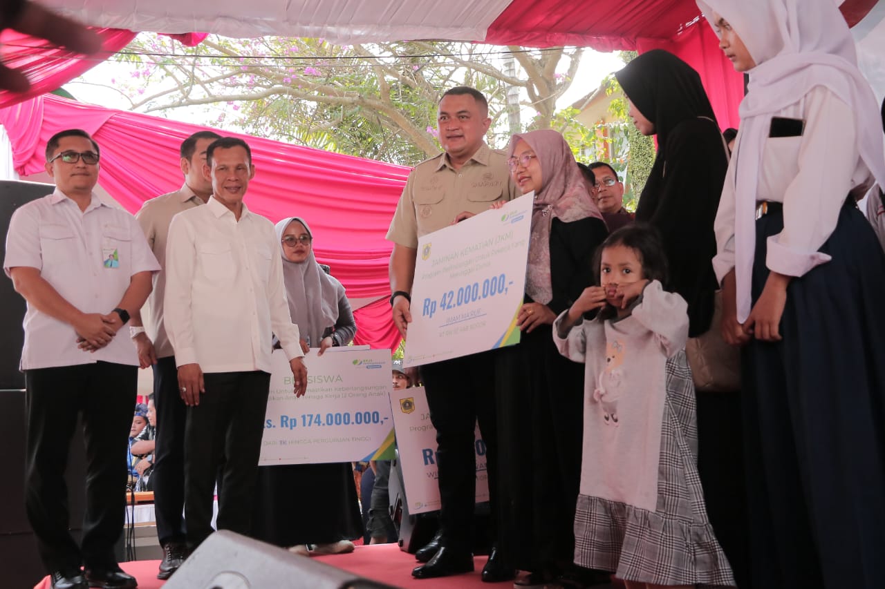 BPJS Ketenagakerjaan Cabang Bogor Cileungsi, memberikan jaminan sosial pada acara kunjungan kerja Bupati Bogor, Selasa 5 Agustus 2025.