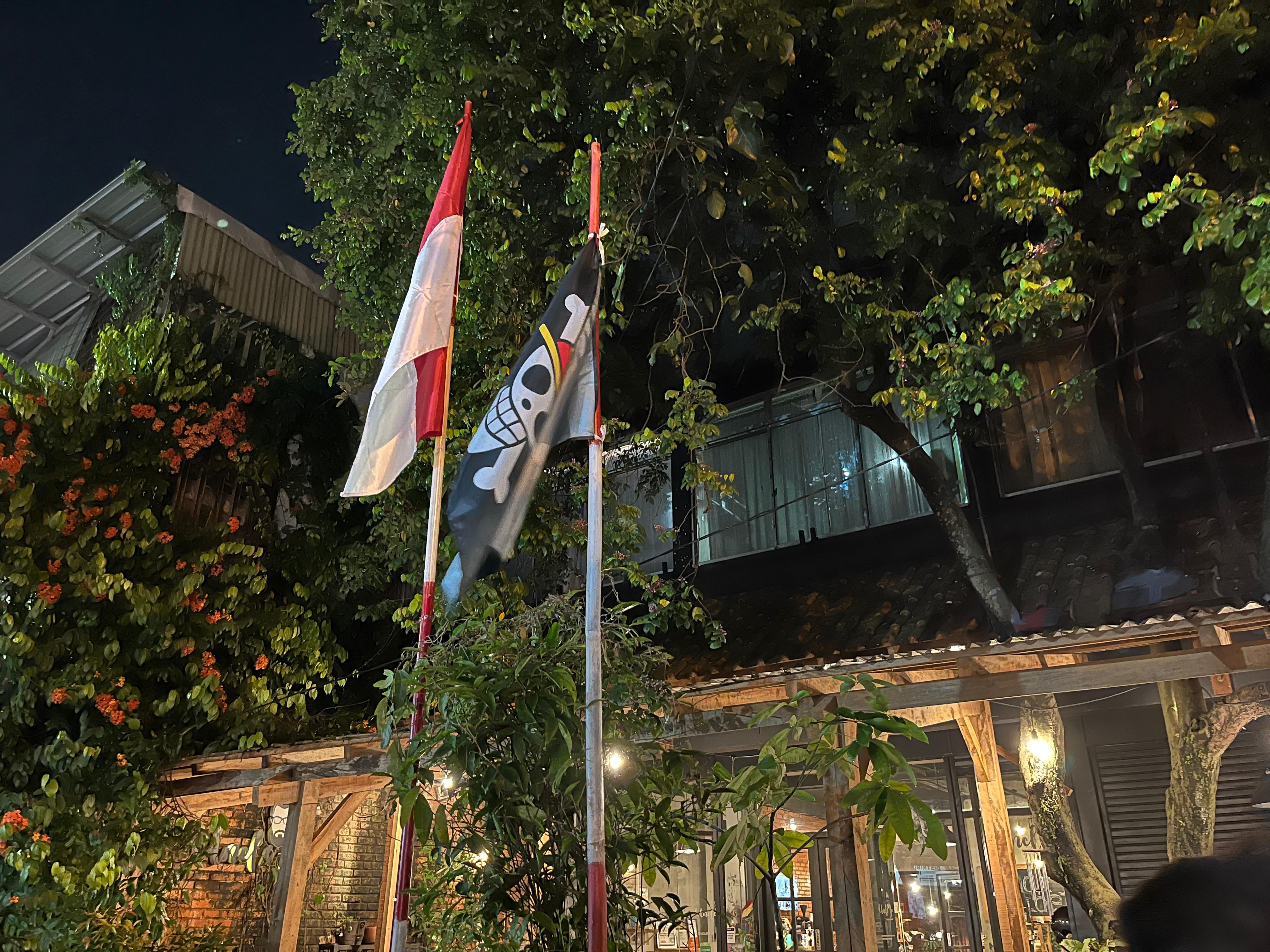 Salah satu bendera One Piece berkibar di coffeshop Uncle Jo Alun-alun Kota Bogor, Selasa 5 Agustus 2025.