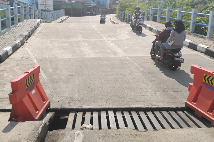 Kondisi penutup saluran air yang rusak di Jalan Alternatif Skybridge Bojonggede Kabupaten Bogor.