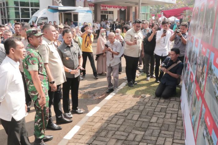 Bupati Bogor Rudy Susmanto saat meninjau beberapa fasilitas pelayanan di Kantor Kecamatan Cileungsi, Kabupaten Bogor Selasa 5 Agustus 2025.