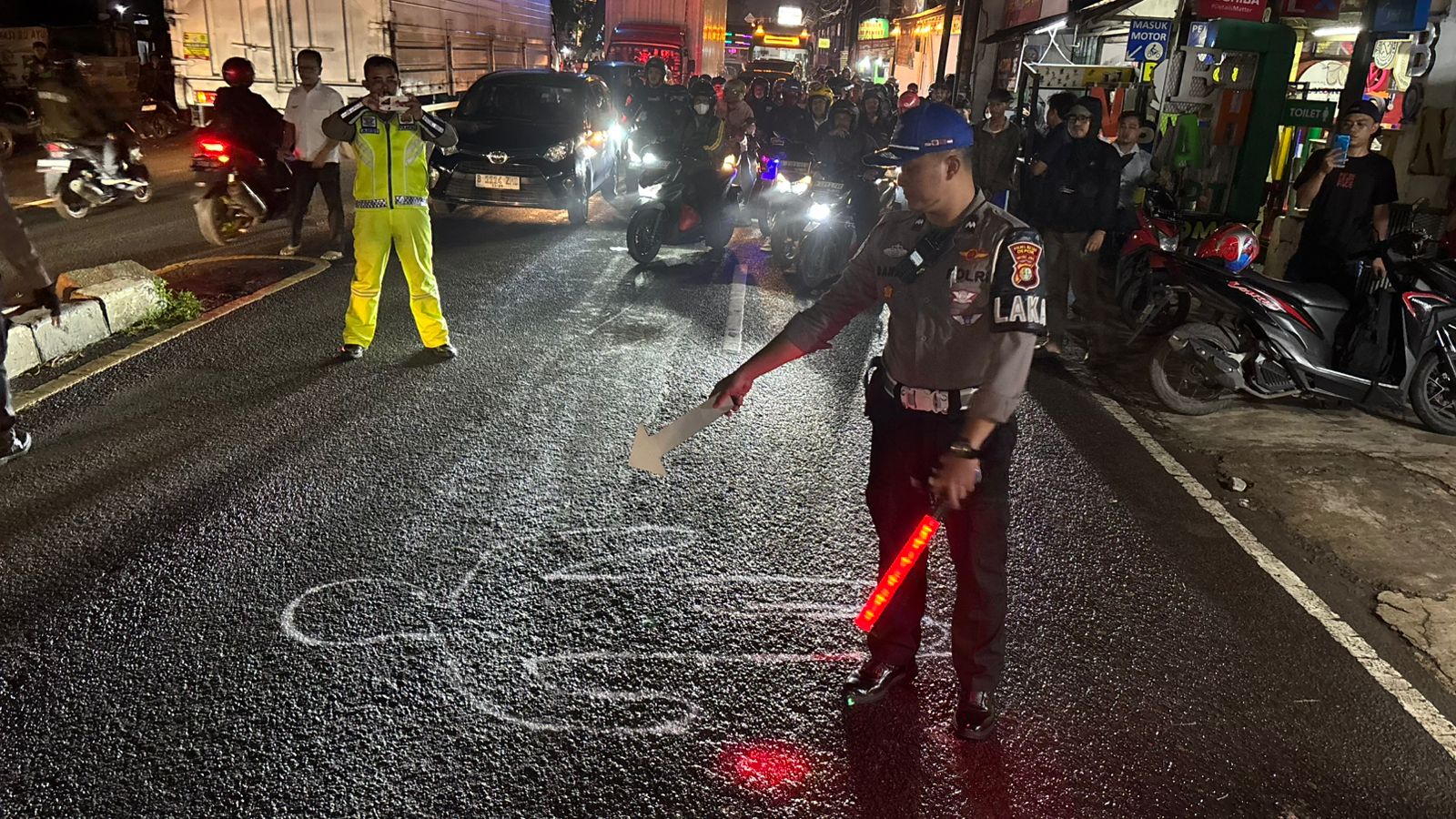 Polisi lakukan olah TKP kecelakaan lalulintas di Jalan Raya Jakarta Bogor.