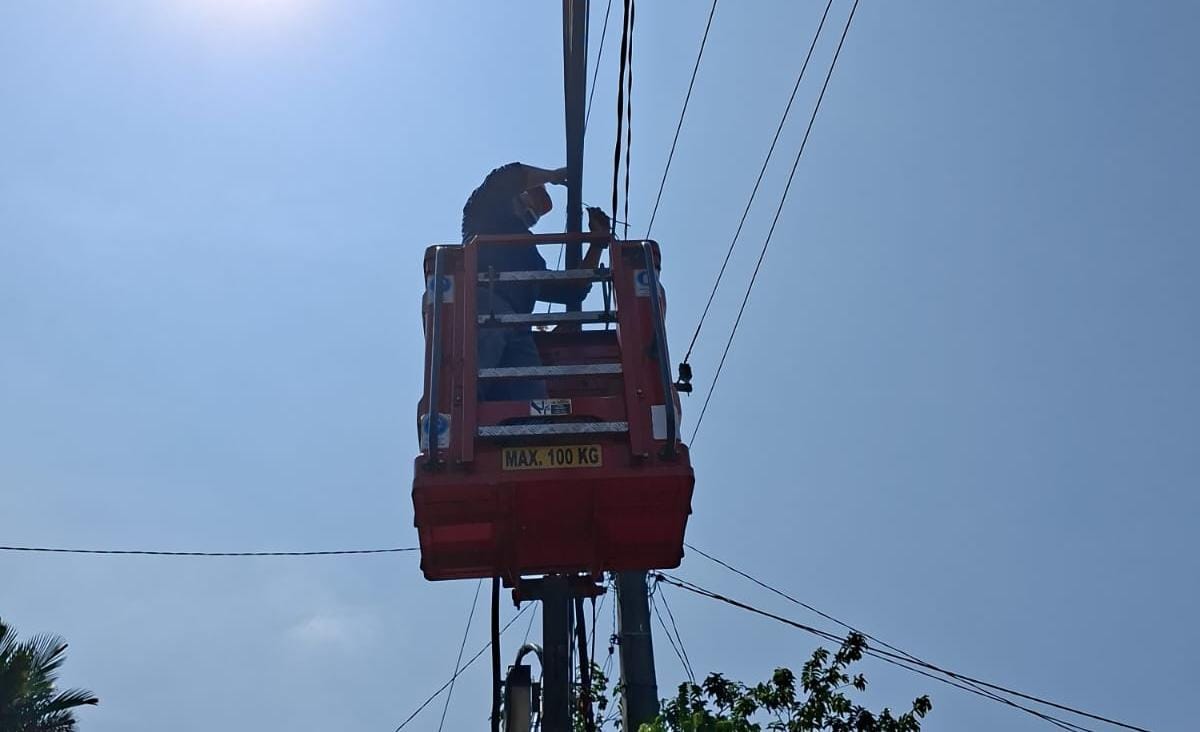 Petugas PUPR Kabupaten Bogor, terus melakukan penatan dan penurunan kabel Udara hinggal 2026.