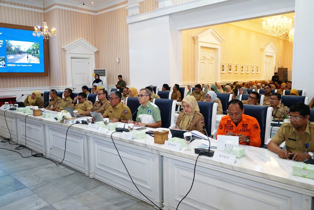 Sekertaris Daerah kota Bogor, Deny Mulyadi memimpin rapat Verifikasi Lanjutan Tingkat Pusat Kabupaten/Kota Sehat (KKS) di Aula Paseban Sri Bima Balaikota Bogor, Selasa 5 Agustus 2028.