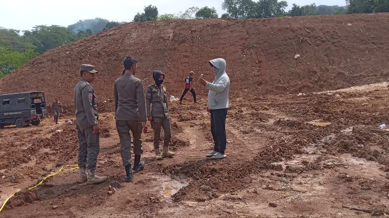 Satpol PP Kabupaten Bogor, menghentikan pembangunan peternakan ayam di Kampung Kaungluwuk, Desa Leuwibatu, Kecamatan Rumpin, Selasa 5 Agustus 2025.