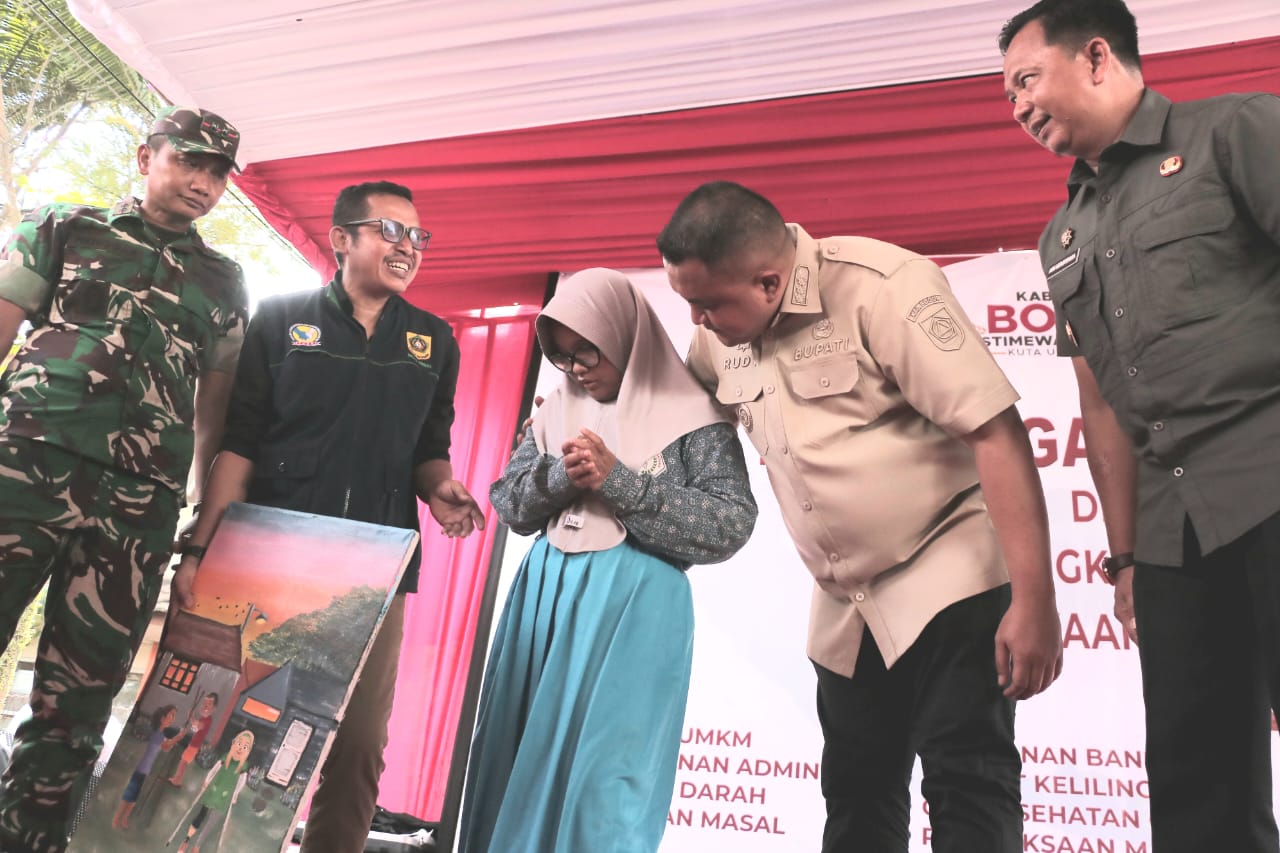 Bupati Bogor, Rudy Susmanto saat menemui siswi SLB Bina Sejahtera, bernama Mekar penyandang tunanetra yang menampilkan bakat bernyanyinya.