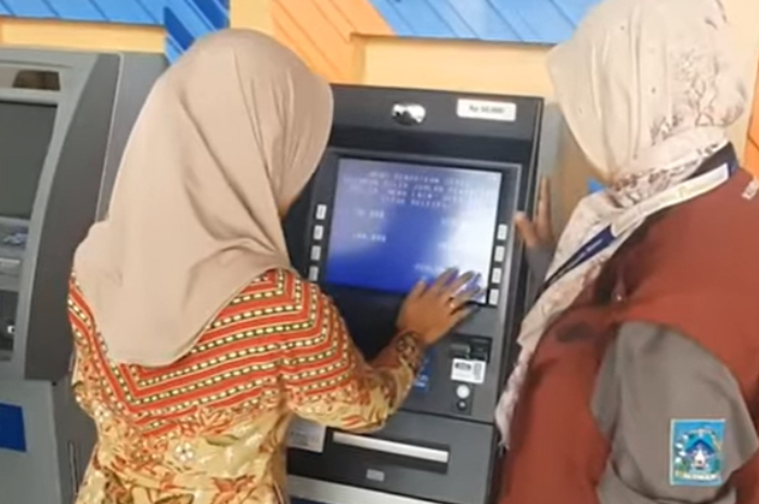 Proses penyaluran bantuan sosial (bansos) melalui ATM.
