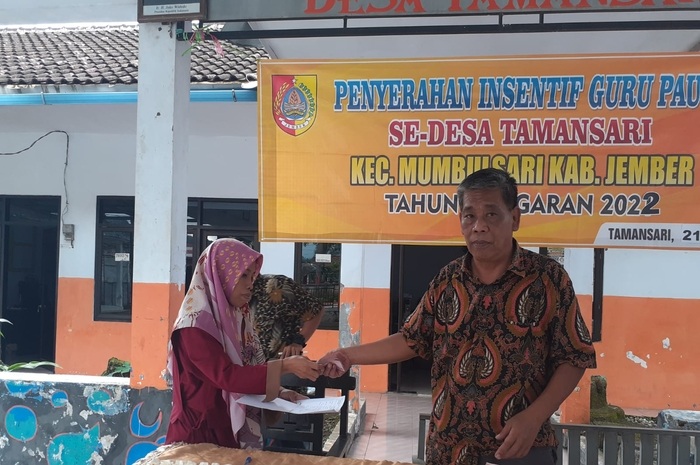Ilustrasi: Guru PAUD terima bantuan insentif guru 2025.